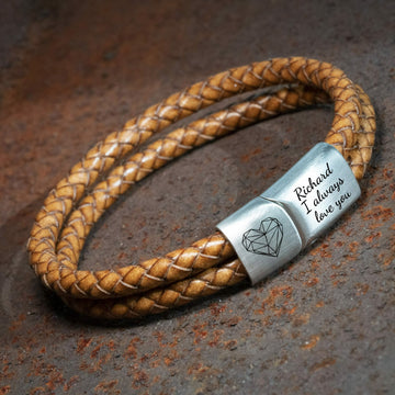 Doppelt geflochtenes Lederarmband mit Herzen und Textgravur