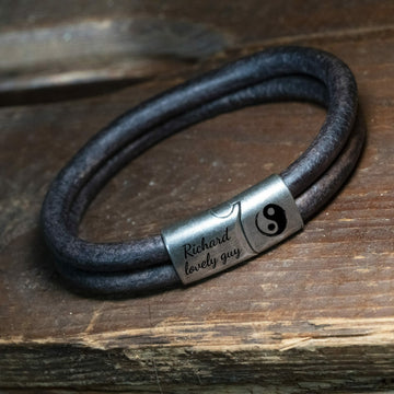Doppelt geflochtenes schwarzes Lederarmband mit Yin-Yang-Gravur