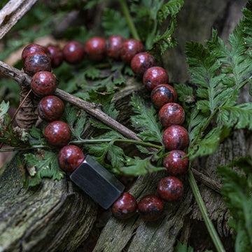 Verwittertes Perlenarmband aus rotem Sesamjaspis