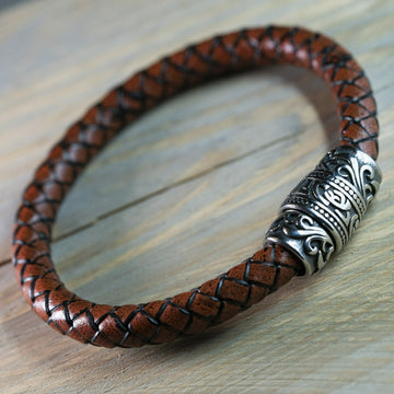 Rotes Wikinger-Armband – Robustes geflochtenes Leder