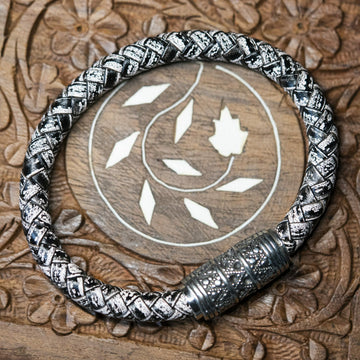 Geflochtenes weißes Lederarmband „Viking Queen“.