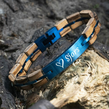 Eigene Namensgravur auf blauem TimberWood-Holzarmband