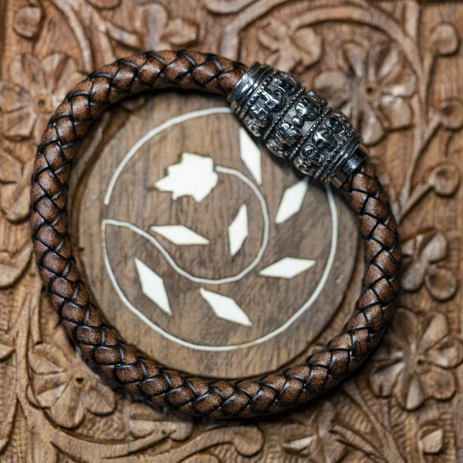 Wikinger-Armband aus gewebtem Leder – Totenköpfe, 8 mm