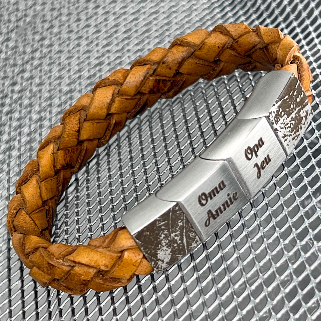 Dubbele vingerafdruk op armband - Gevlochten (licht) bruin leer