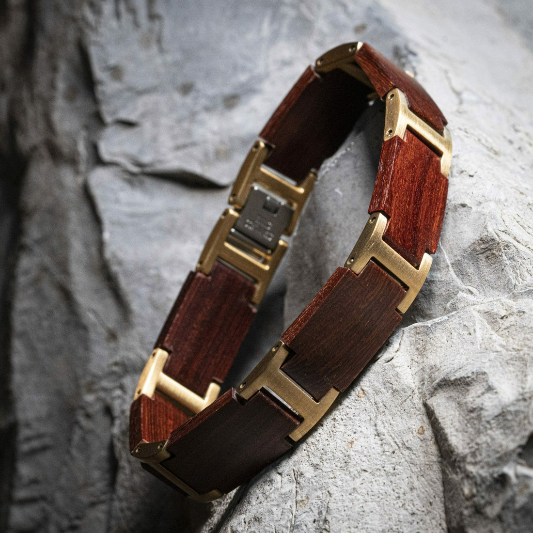 Initialen-Armband für Herren (Sandelholz/Gold) – Holzarmband