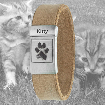Eigener Katzenpfotenabdruck auf einem Lederarmband Ihrer Wahl