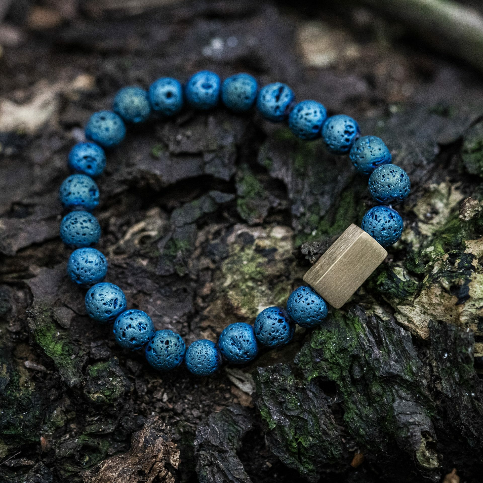 Spannungs-Steinarmband „Electrolated Lava“.