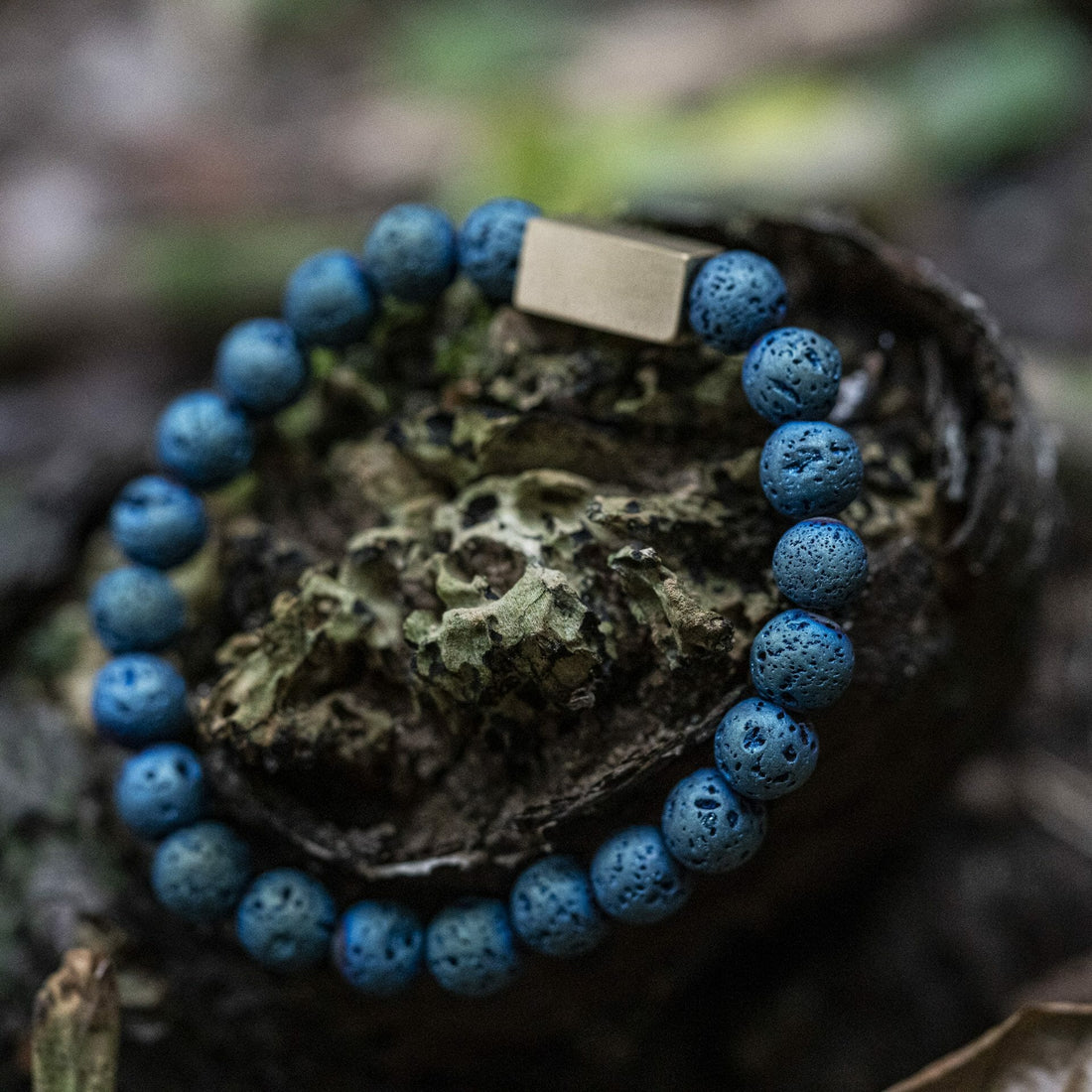 Spannungs-Steinarmband „Electrolated Lava“.