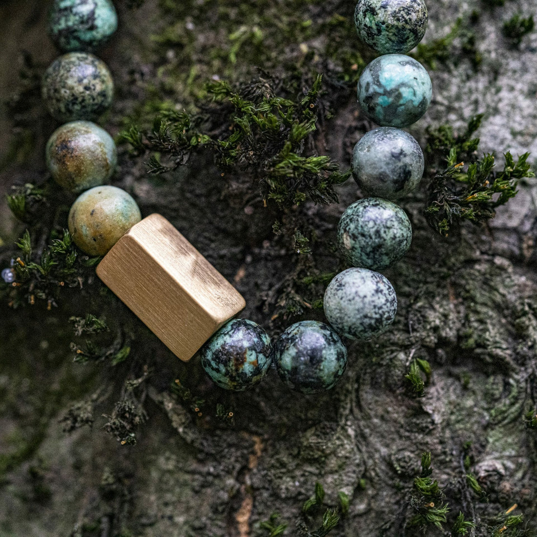 Afrikanisches Türkis-goldfarbenes Perlenarmband