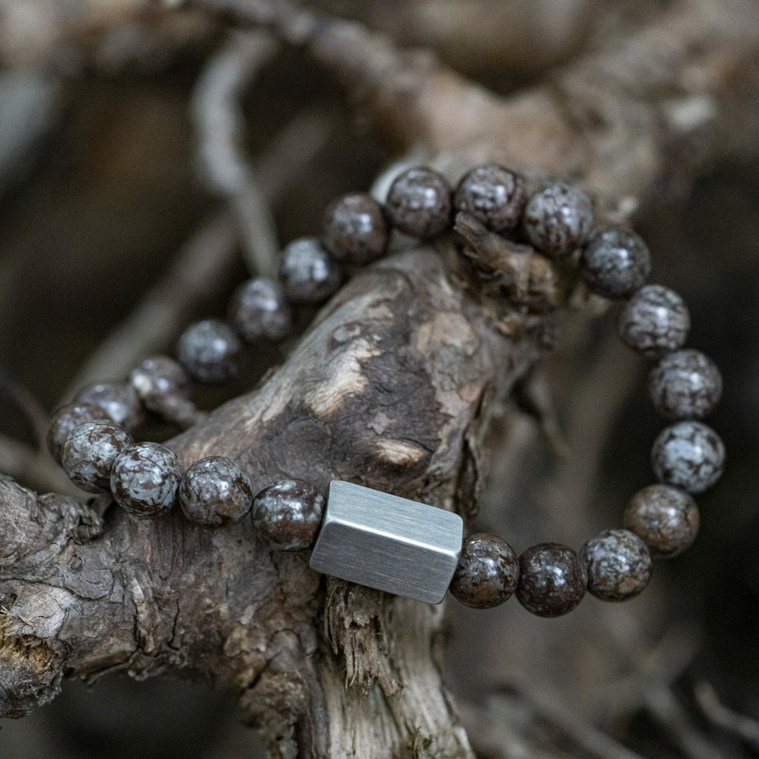 Rote Schneeflocken – Obsidian-Perlenarmband