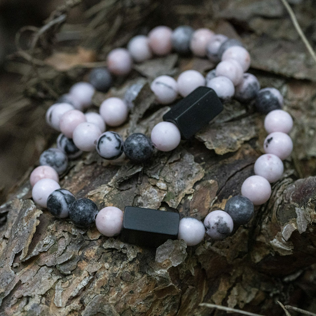 Weißes und rosafarbenes Zebra – Perlenarmband