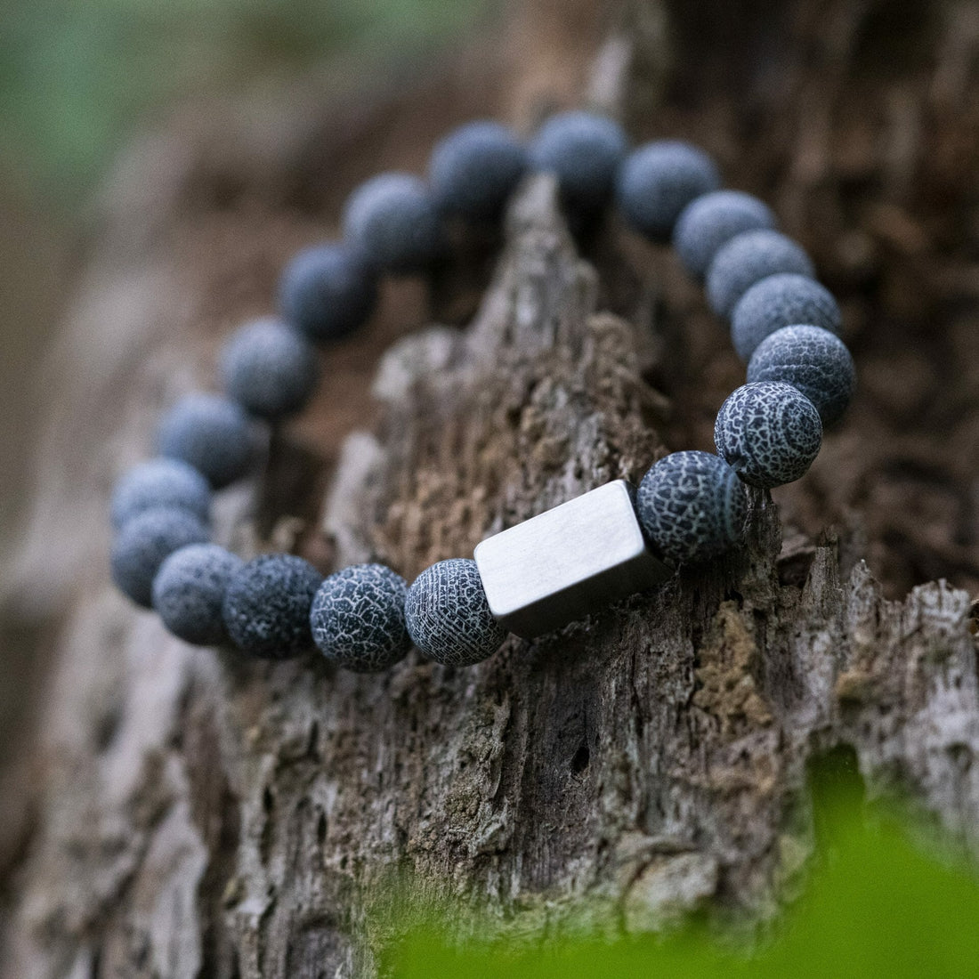 Kleines rissiges blaues Achat-Perlenarmband