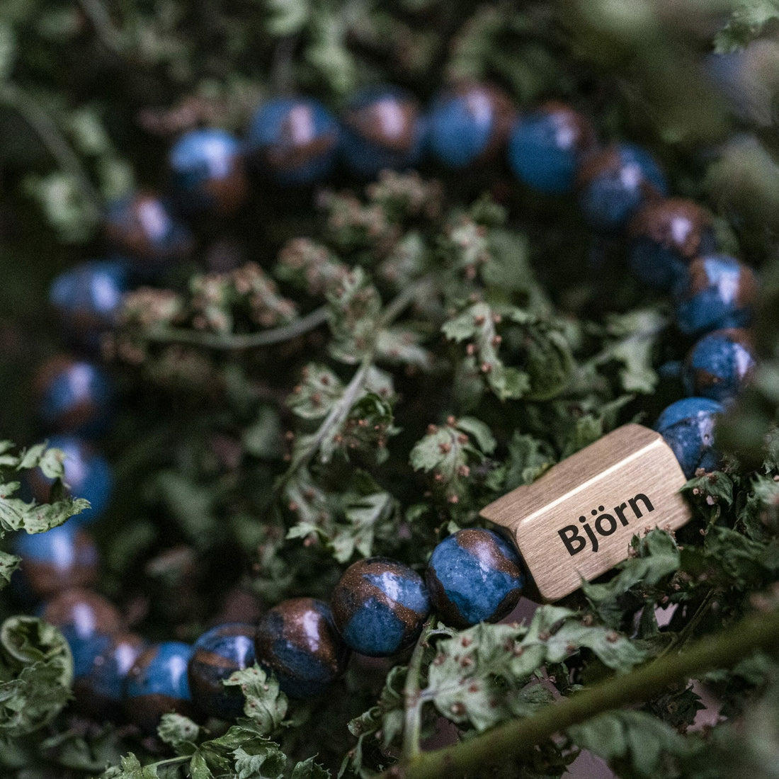 Blaugoldenes, 8 mm großes Perlenarmband aus Naturstein