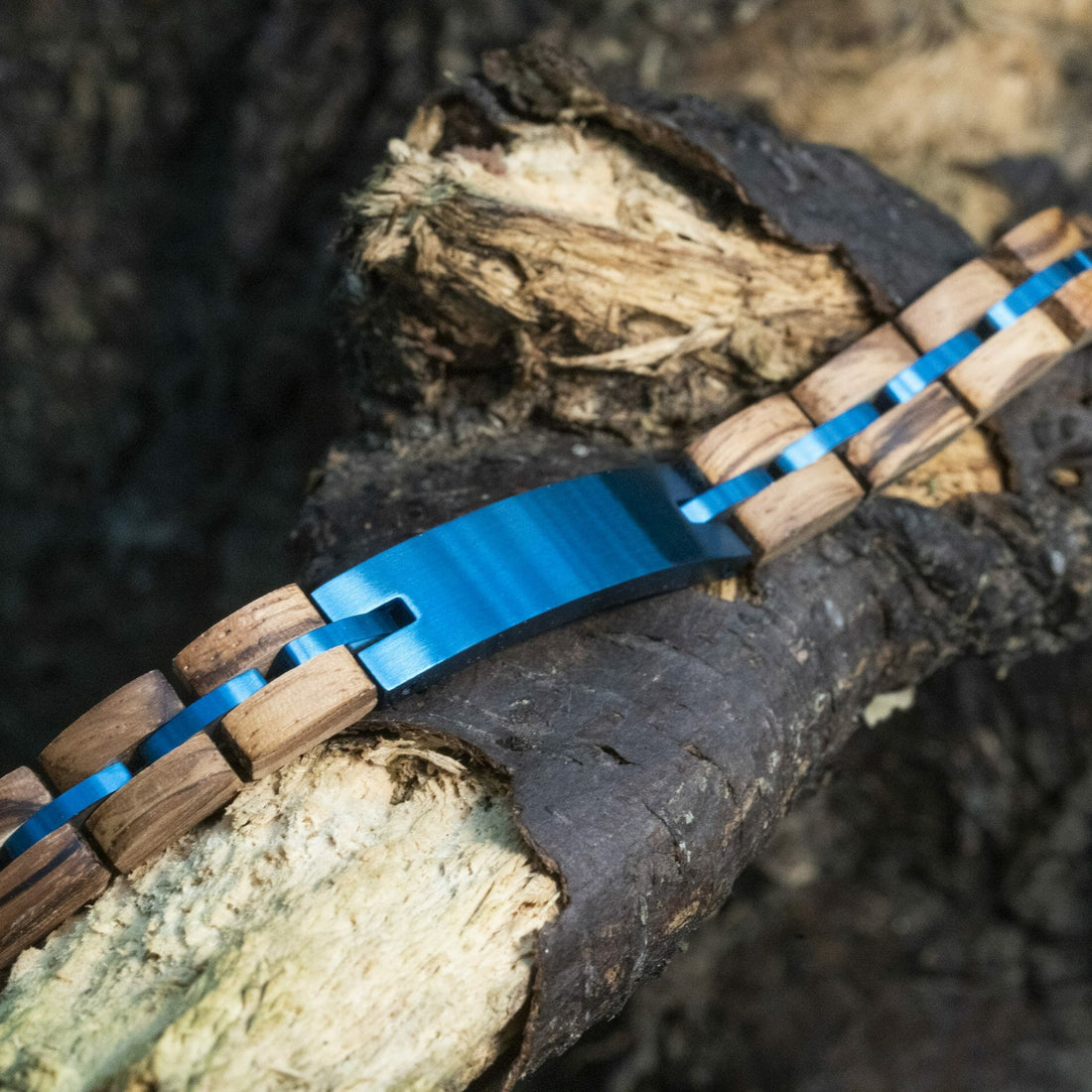 Eigene Namensgravur auf blauem TimberWood-Holzarmband
