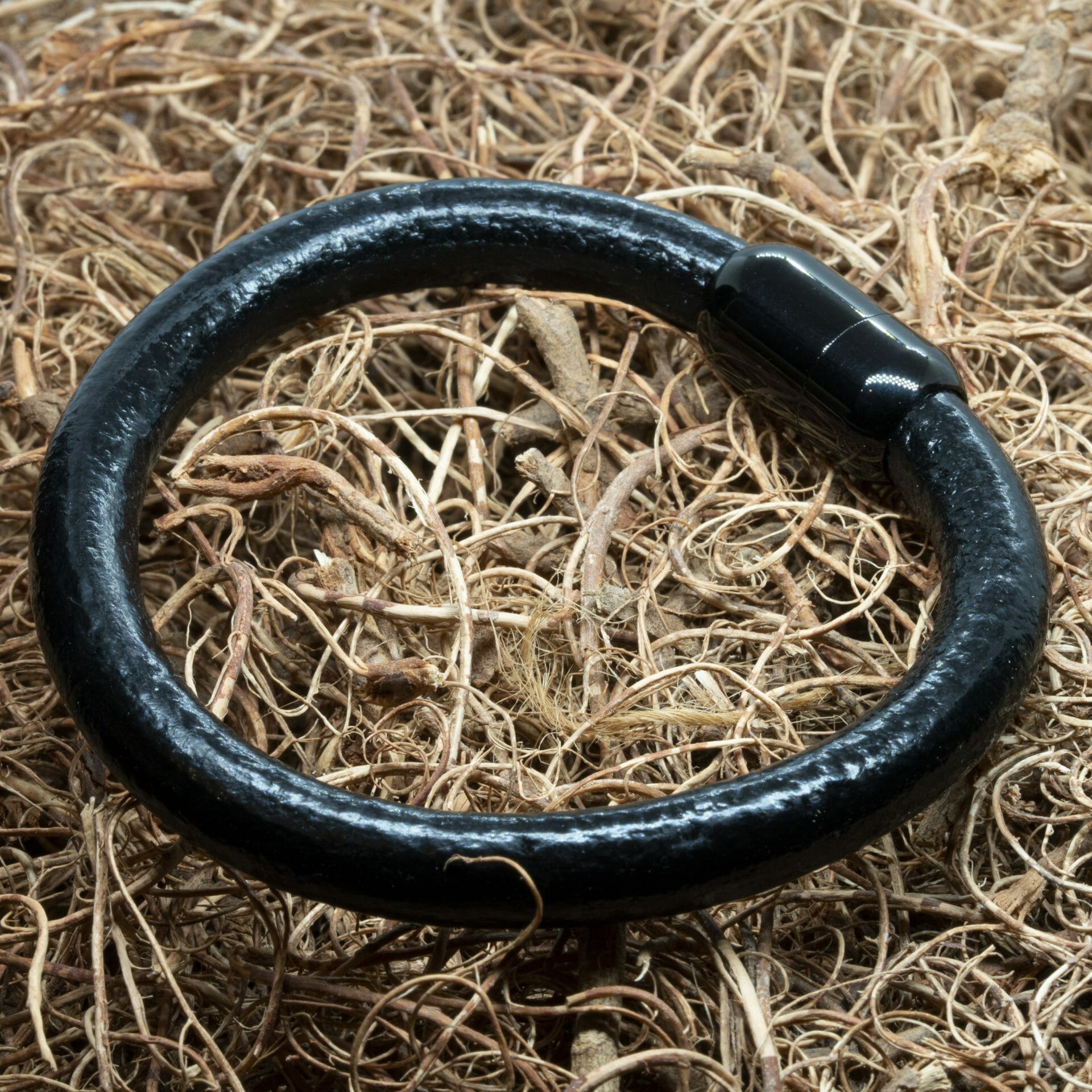 Wikinger-Armband: Runde Finnland-Edition aus schwarzem Leder