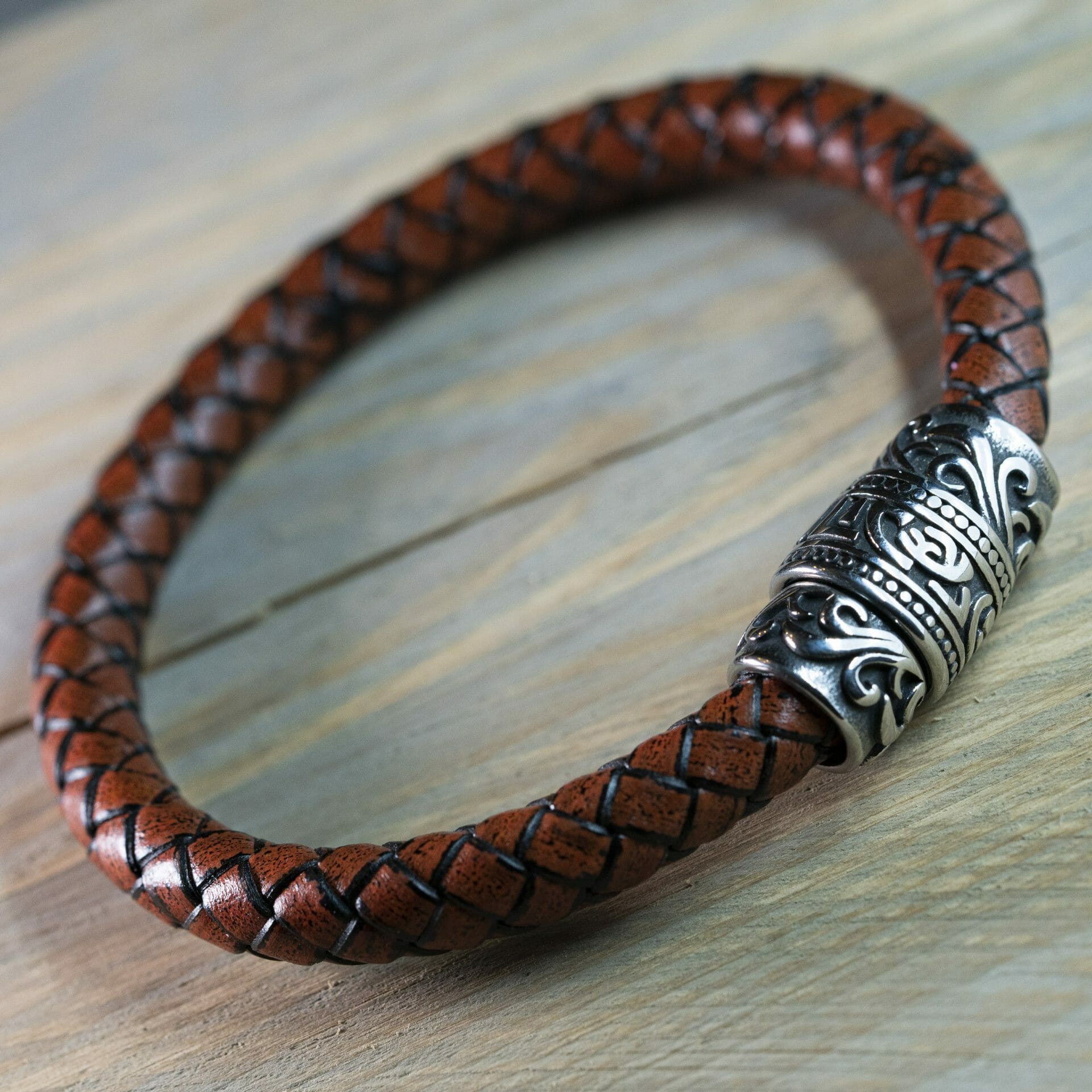Rotes Wikinger-Armband – Robustes geflochtenes Leder