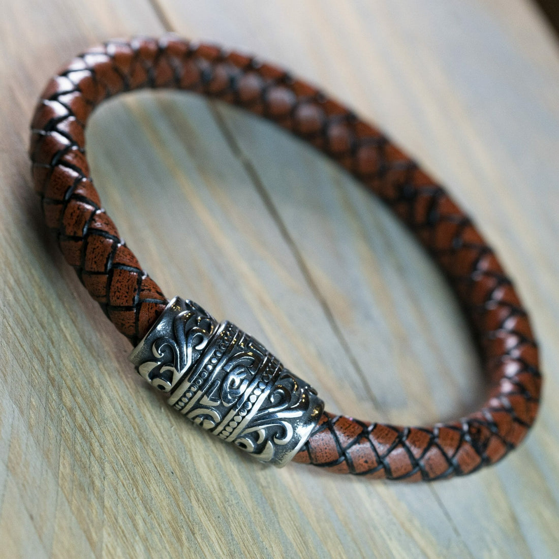 Rotes Wikinger-Armband – Robustes geflochtenes Leder
