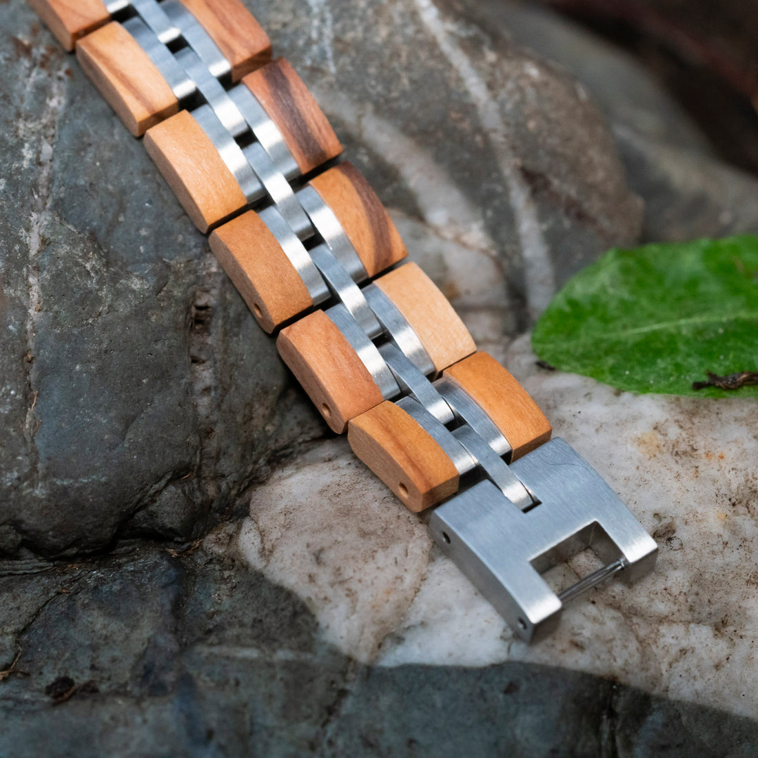 Initialen-Armband aus Olivenholz (TIMBERWOOD)