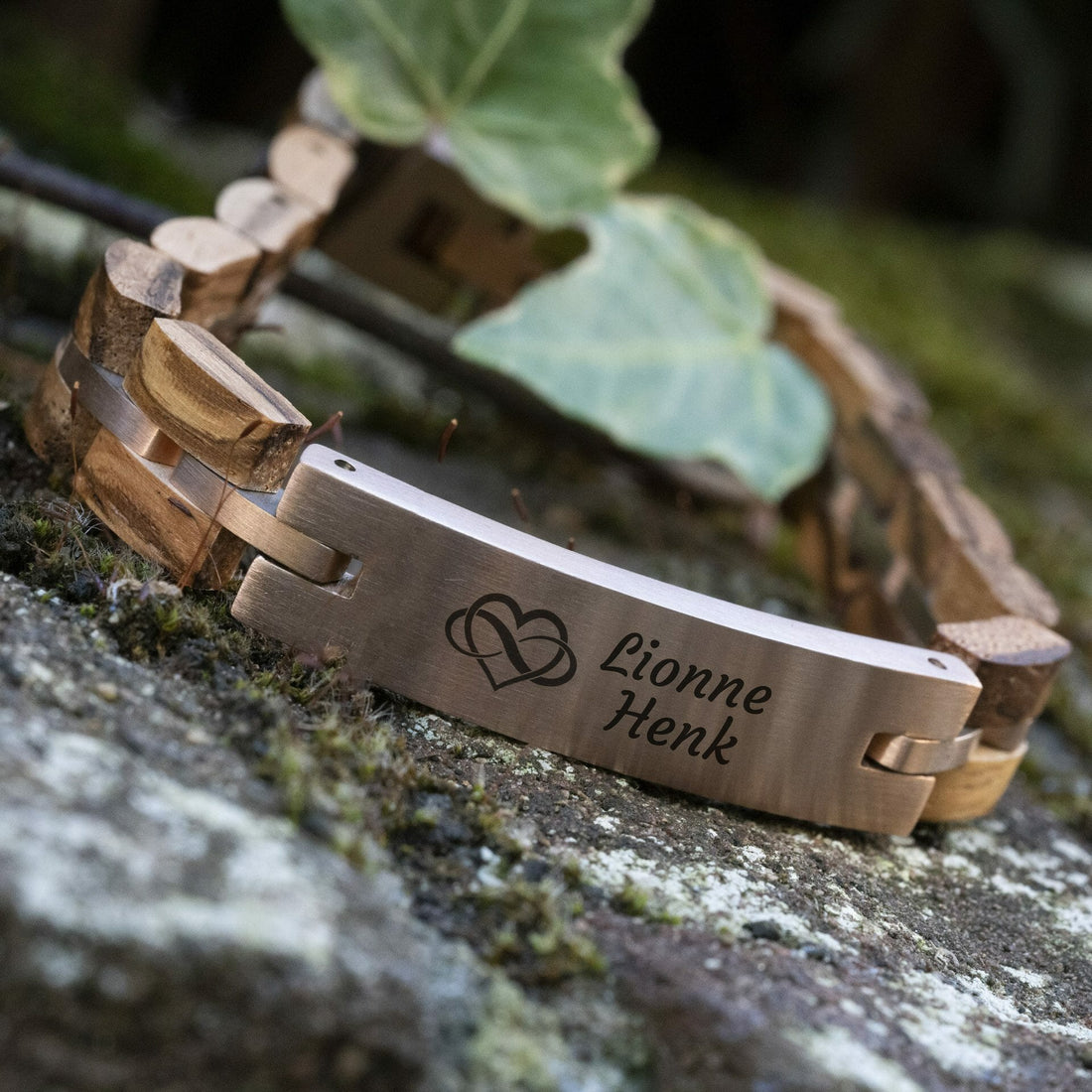 Roségoldene Namensgravur – Holzarmband